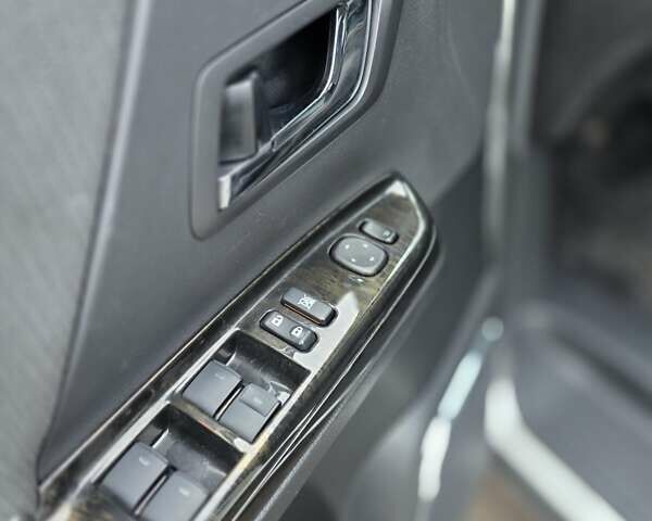 Белый Тойота Веллфаир, объемом двигателя 2.4 л и пробегом 81 тыс. км за 23000 $, фото 18 на Automoto.ua