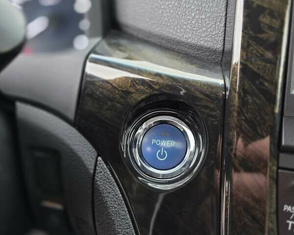 Белый Тойота Веллфаир, объемом двигателя 2.4 л и пробегом 81 тыс. км за 23000 $, фото 29 на Automoto.ua