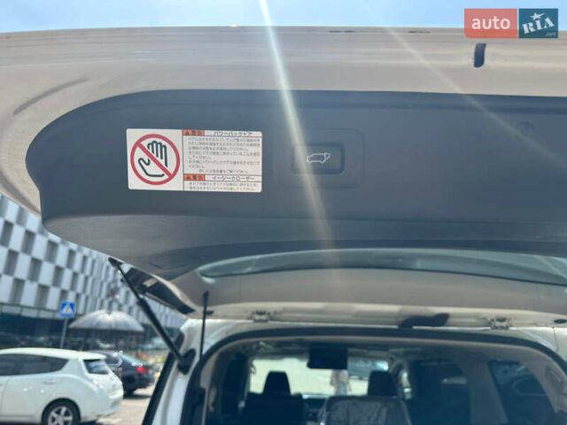 Белый Тойота Веллфаир, объемом двигателя 2.5 л и пробегом 80 тыс. км за 35990 $, фото 28 на Automoto.ua