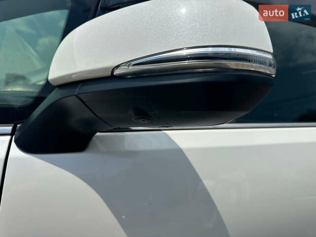 Белый Тойота Веллфаир, объемом двигателя 2.5 л и пробегом 80 тыс. км за 35990 $, фото 7 на Automoto.ua