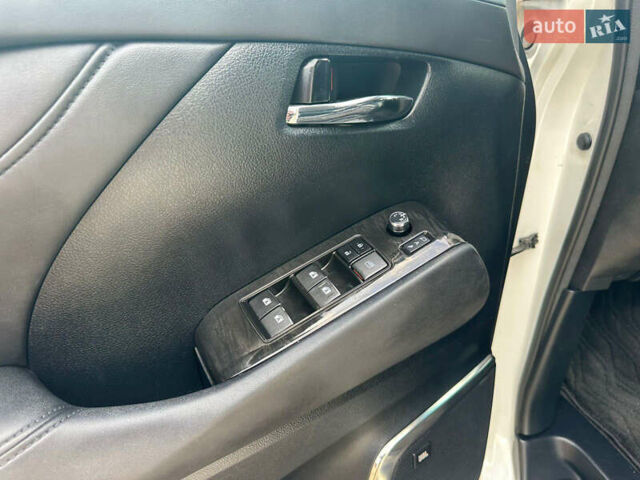 Белый Тойота Веллфаир, объемом двигателя 2.5 л и пробегом 80 тыс. км за 35990 $, фото 9 на Automoto.ua