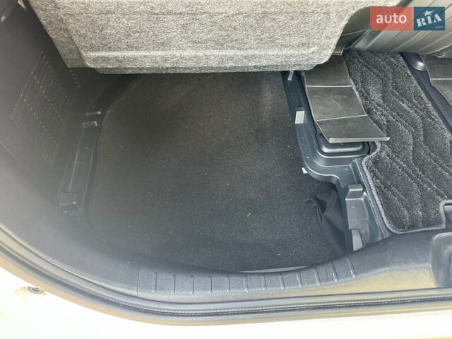 Белый Тойота Веллфаир, объемом двигателя 2.5 л и пробегом 80 тыс. км за 35990 $, фото 32 на Automoto.ua