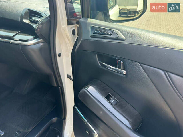 Белый Тойота Веллфаир, объемом двигателя 2.5 л и пробегом 80 тыс. км за 35990 $, фото 36 на Automoto.ua