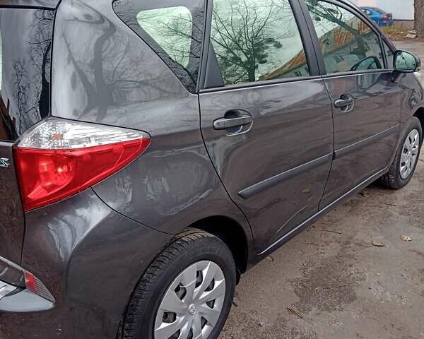 Серый Тойота Verso-S, объемом двигателя 1.36 л и пробегом 111 тыс. км за 8500 $, фото 4 на Automoto.ua