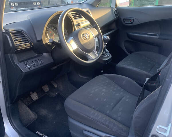 Серый Тойота Verso-S, объемом двигателя 1.33 л и пробегом 31 тыс. км за 9500 $, фото 10 на Automoto.ua