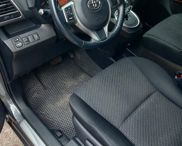 Серый Тойота Verso-S, объемом двигателя 1.36 л и пробегом 111 тыс. км за 8500 $, фото 8 на Automoto.ua