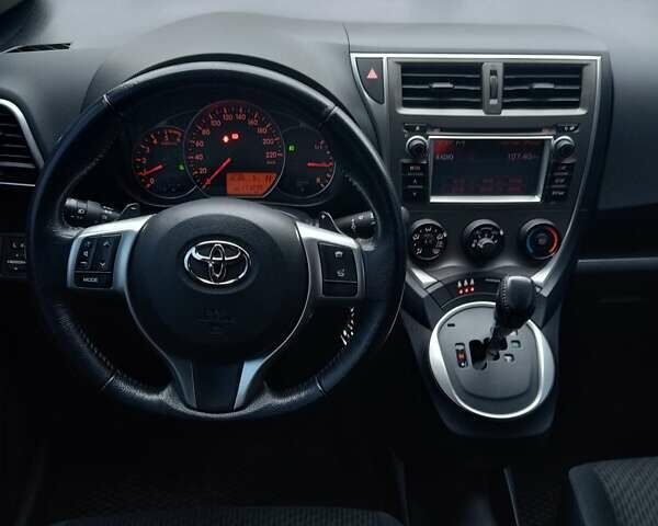 Серый Тойота Verso-S, объемом двигателя 1.36 л и пробегом 111 тыс. км за 8500 $, фото 10 на Automoto.ua