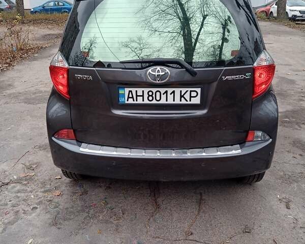 Серый Тойота Verso-S, объемом двигателя 1.36 л и пробегом 111 тыс. км за 8500 $, фото 9 на Automoto.ua