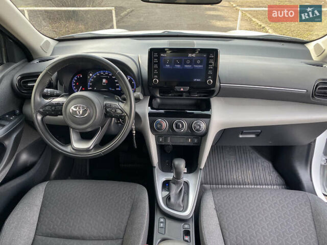 Белый Тойота Yaris Cross, объемом двигателя 1.5 л и пробегом 51 тыс. км за 23250 $, фото 39 на Automoto.ua