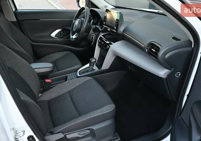 Белый Тойота Yaris Cross, объемом двигателя 1.49 л и пробегом 47 тыс. км за 25675 $, фото 5 на Automoto.ua