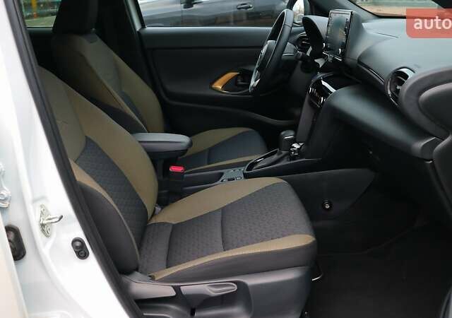 Белый Тойота Yaris Cross, объемом двигателя 1.49 л и пробегом 28 тыс. км за 28574 $, фото 5 на Automoto.ua