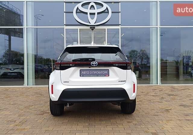 Білий Тойота Yaris Cross, об'ємом двигуна 1.49 л та пробігом 2 тис. км за 28943 $, фото 3 на Automoto.ua