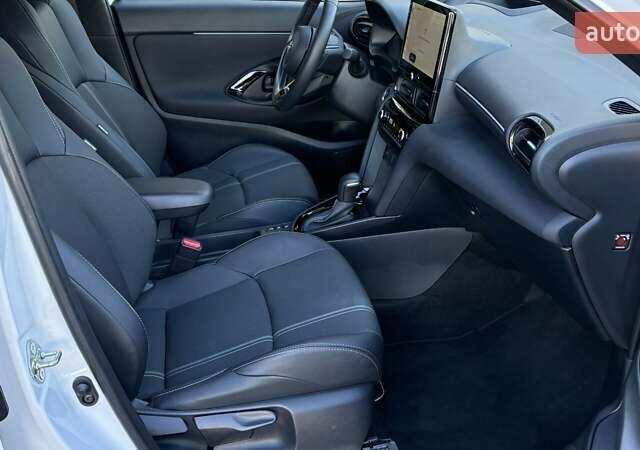 Білий Тойота Yaris Cross, об'ємом двигуна 1.49 л та пробігом 2 тис. км за 33898 $, фото 5 на Automoto.ua