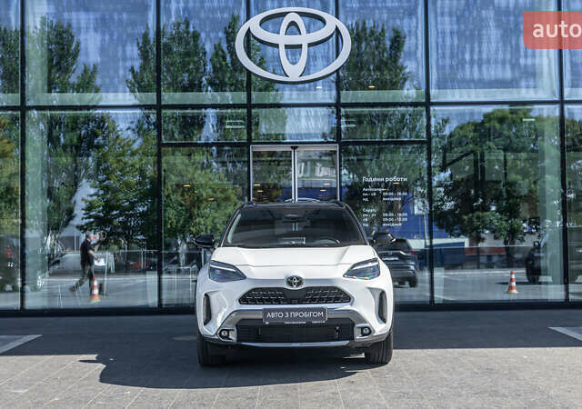 Белый Тойота Yaris Cross, объемом двигателя 1.49 л и пробегом 1 тыс. км за 33542 $, фото 4 на Automoto.ua