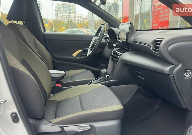 Белый Тойота Yaris Cross, объемом двигателя 1.49 л и пробегом 45 тыс. км за 28500 $, фото 6 на Automoto.ua