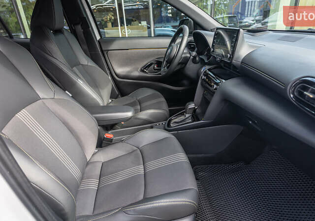 Белый Тойота Yaris Cross, объемом двигателя 1.49 л и пробегом 16 тыс. км за 30748 $, фото 5 на Automoto.ua