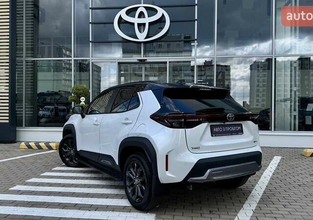 Белый Тойота Yaris Cross, объемом двигателя 1.49 л и пробегом 2 тыс. км за 33204 $, фото 3 на Automoto.ua