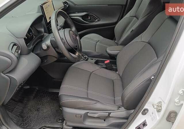 Белый Тойота Yaris Cross, объемом двигателя 1.49 л и пробегом 1 тыс. км за 34614 $, фото 10 на Automoto.ua