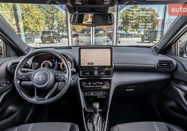 Белый Тойота Yaris Cross, объемом двигателя 1.49 л и пробегом 1 тыс. км за 33542 $, фото 7 на Automoto.ua