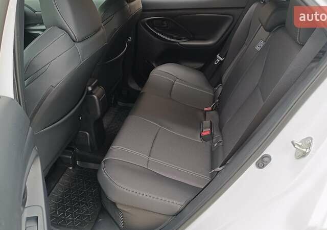 Белый Тойота Yaris Cross, объемом двигателя 1.49 л и пробегом 1 тыс. км за 34614 $, фото 11 на Automoto.ua