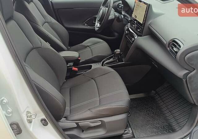 Белый Тойота Yaris Cross, объемом двигателя 1.49 л и пробегом 1 тыс. км за 34614 $, фото 5 на Automoto.ua