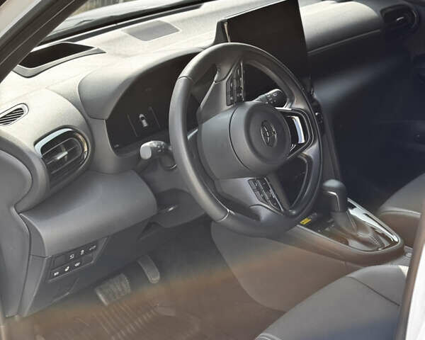 Белый Тойота Yaris Cross, объемом двигателя 1.49 л и пробегом 8 тыс. км за 35500 $, фото 10 на Automoto.ua