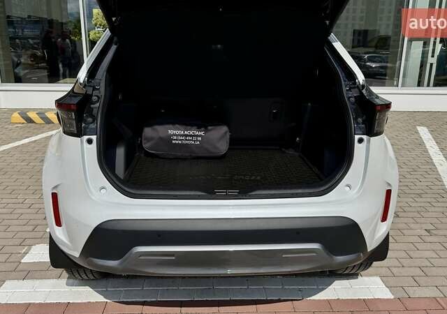 Белый Тойота Yaris Cross, объемом двигателя 1.49 л и пробегом 2 тыс. км за 33204 $, фото 13 на Automoto.ua