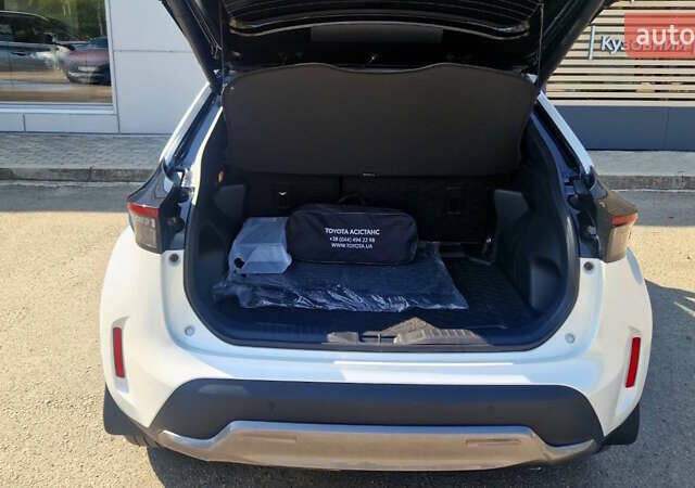 Белый Тойота Yaris Cross, объемом двигателя 1.49 л и пробегом 1 тыс. км за 32616 $, фото 9 на Automoto.ua