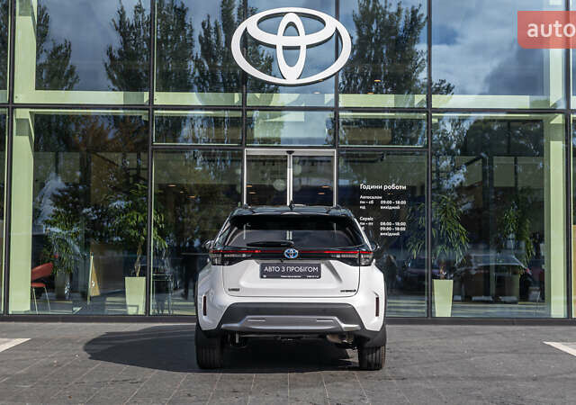 Белый Тойота Yaris Cross, объемом двигателя 1.49 л и пробегом 16 тыс. км за 30748 $, фото 3 на Automoto.ua