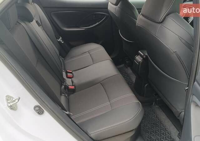 Белый Тойота Yaris Cross, объемом двигателя 1.49 л и пробегом 1 тыс. км за 34614 $, фото 6 на Automoto.ua