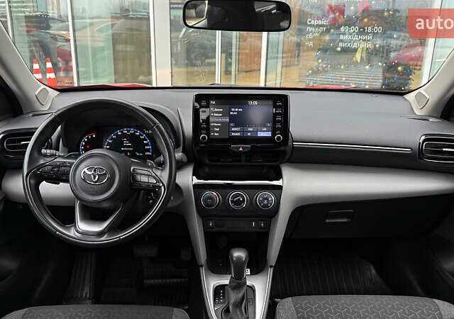 Червоний Тойота Yaris Cross, об'ємом двигуна 1.49 л та пробігом 38 тис. км за 24900 $, фото 7 на Automoto.ua
