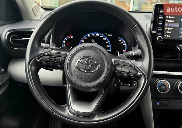 Червоний Тойота Yaris Cross, об'ємом двигуна 1.49 л та пробігом 38 тис. км за 24900 $, фото 12 на Automoto.ua