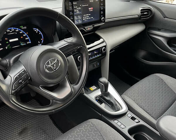 Червоний Тойота Yaris Cross, об'ємом двигуна 1.49 л та пробігом 42 тис. км за 26000 $, фото 13 на Automoto.ua