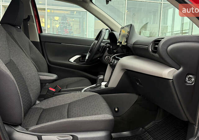 Червоний Тойота Yaris Cross, об'ємом двигуна 1.49 л та пробігом 38 тис. км за 24900 $, фото 5 на Automoto.ua