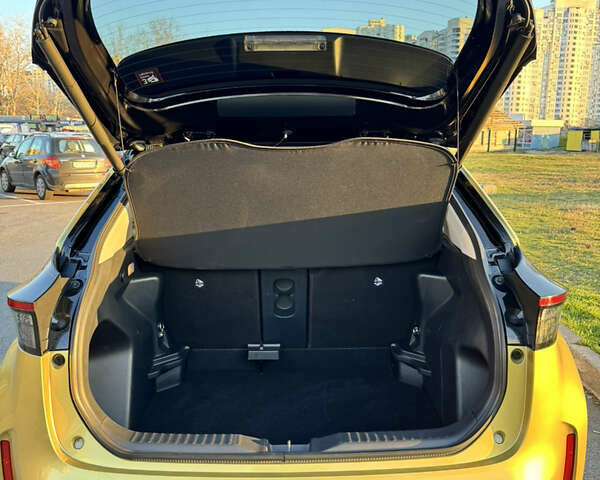 Желтый Тойота Yaris Cross, объемом двигателя 1.49 л и пробегом 63 тыс. км за 27000 $, фото 5 на Automoto.ua