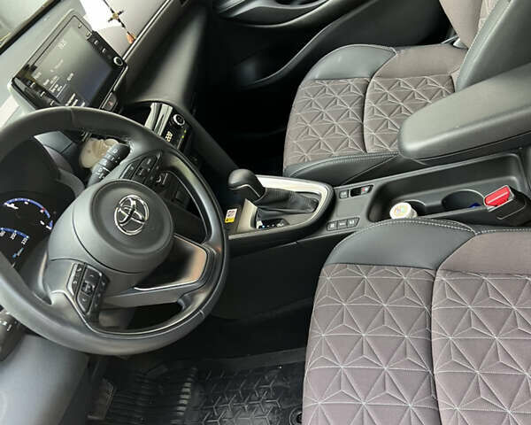 Желтый Тойота Yaris Cross, объемом двигателя 1.49 л и пробегом 25 тыс. км за 26300 $, фото 2 на Automoto.ua
