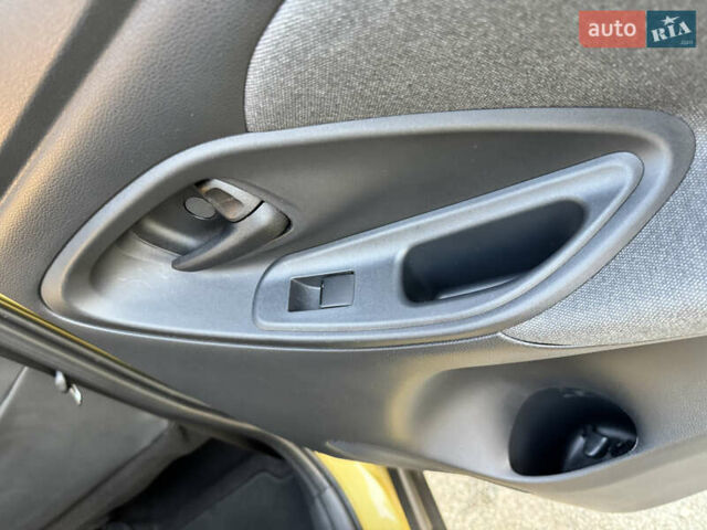 Желтый Тойота Yaris Cross, объемом двигателя 1.49 л и пробегом 63 тыс. км за 27000 $, фото 14 на Automoto.ua