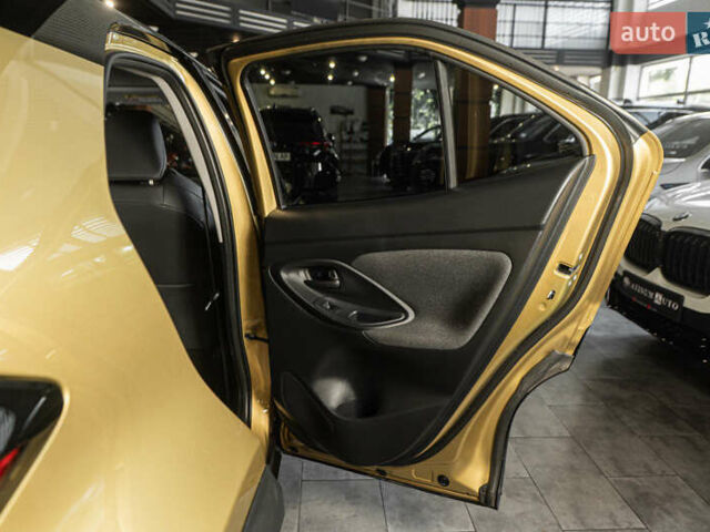 Жовтий Тойота Yaris Cross, об'ємом двигуна 1.49 л та пробігом 15 тис. км за 28999 $, фото 10 на Automoto.ua