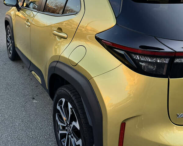 Желтый Тойота Yaris Cross, объемом двигателя 1.49 л и пробегом 63 тыс. км за 27000 $, фото 4 на Automoto.ua