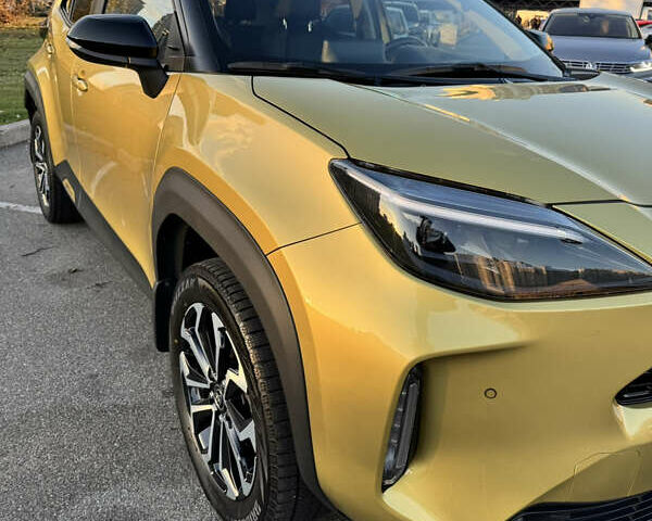 Желтый Тойота Yaris Cross, объемом двигателя 1.49 л и пробегом 63 тыс. км за 27000 $, фото 2 на Automoto.ua