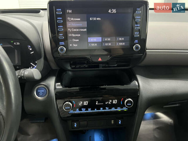 Желтый Тойота Yaris Cross, объемом двигателя 1.49 л и пробегом 15 тыс. км за 28900 $, фото 12 на Automoto.ua