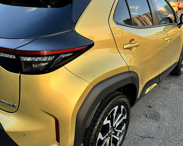 Желтый Тойота Yaris Cross, объемом двигателя 1.49 л и пробегом 63 тыс. км за 27000 $, фото 3 на Automoto.ua