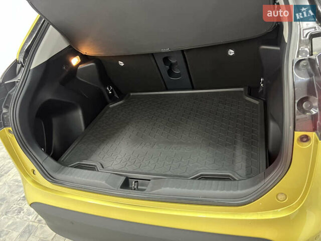 Желтый Тойота Yaris Cross, объемом двигателя 1.49 л и пробегом 15 тыс. км за 28900 $, фото 20 на Automoto.ua