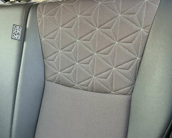 Желтый Тойота Yaris Cross, объемом двигателя 1.49 л и пробегом 63 тыс. км за 27000 $, фото 23 на Automoto.ua