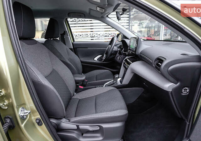 Желтый Тойота Yaris Cross, объемом двигателя 1.49 л и пробегом 36 тыс. км за 25029 $, фото 5 на Automoto.ua