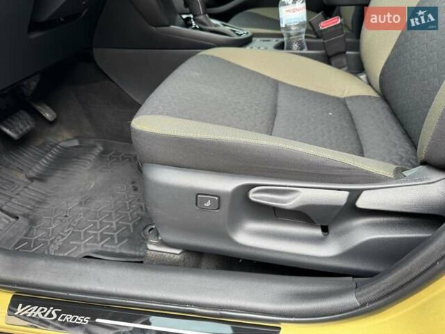 Желтый Тойота Yaris Cross, объемом двигателя 1.49 л и пробегом 17 тыс. км за 27499 $, фото 18 на Automoto.ua