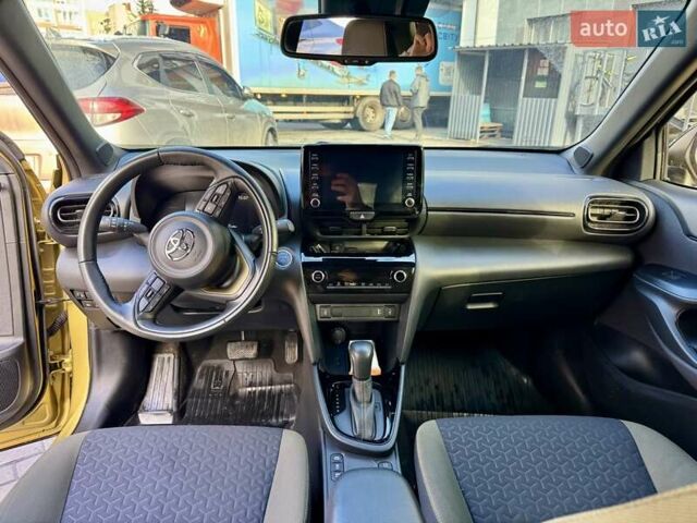 Желтый Тойота Yaris Cross, объемом двигателя 1.49 л и пробегом 17 тыс. км за 27499 $, фото 6 на Automoto.ua
