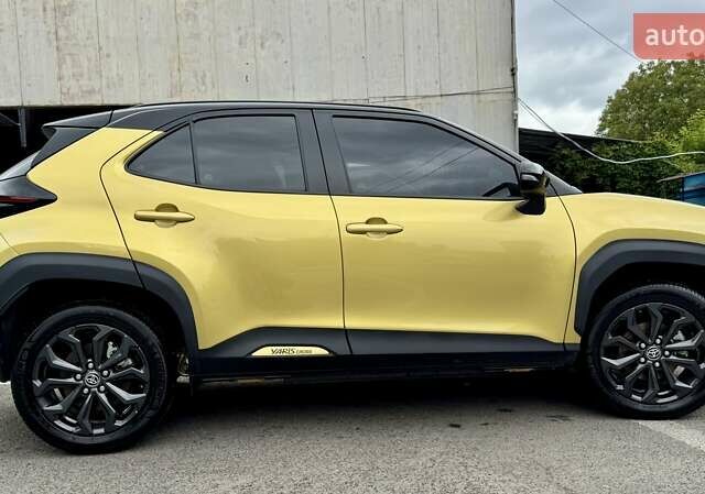 Желтый Тойота Yaris Cross, объемом двигателя 1.49 л и пробегом 17 тыс. км за 27499 $, фото 3 на Automoto.ua