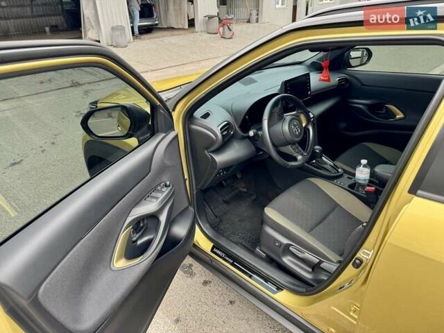 Желтый Тойота Yaris Cross, объемом двигателя 1.49 л и пробегом 17 тыс. км за 27499 $, фото 8 на Automoto.ua