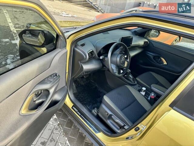 Желтый Тойота Yaris Cross, объемом двигателя 1.49 л и пробегом 17 тыс. км за 27499 $, фото 5 на Automoto.ua